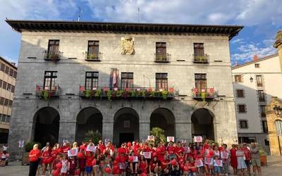 Gorriz jantzita, igandean Duchenneren kontzientziazioaren alde elkartzeko deia zabaldu dute