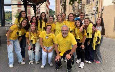 Amegrove arraun elkarteko neskak, Kontxan Andrea Oubiña herrikidea animatzeko prest