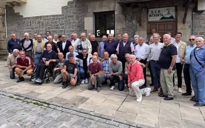 Txirrindulari ohiak kontu kontari Elgetako Intxorta elkartean