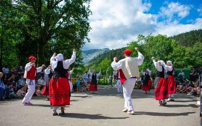 [EGITARAUA]: Lotxo taldearen erromeria, bertso saioa eta Gertufest Izurtzako jaietan