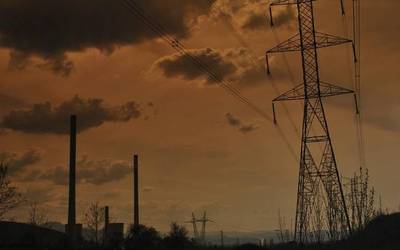 Araba zeharkatu behar zuten goi tentsioko lineak bertan behera utzi dituzte