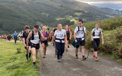 Berrikuntzekin heldu da igandean Aresoko Mendi Martxa