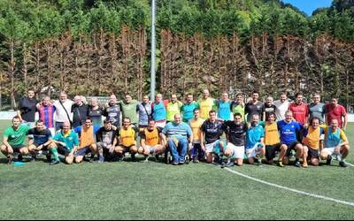 Mende hasierako Beti Gazteko futbolari gazteak berriz ere elkartu dira