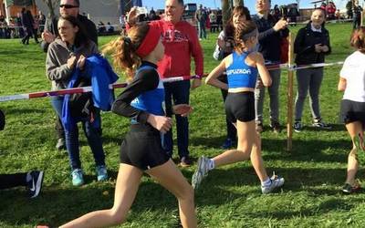 Herriko gazteak saltaka egitera animatu ditu Triatloi Taldeak