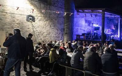Auzolanean eta festa-giroan elkartu dira Soxoko bizilagunak