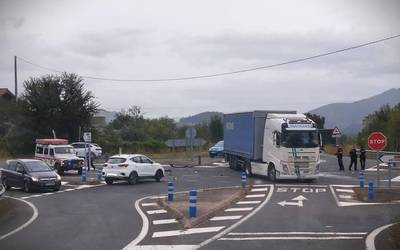 Bi zauritu Izorian kamioi baten eta auto baten arteko talkaren ondorioz