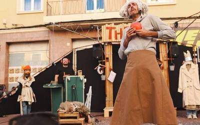 'Welcome&Sorry' antzezlana, bihar, Apatako plazan