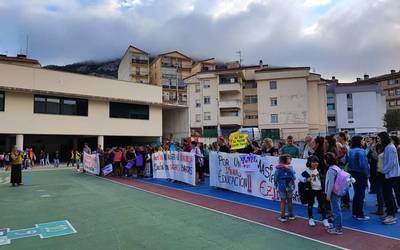 Atakondoan protesta egiten hasi dute ikasturtea