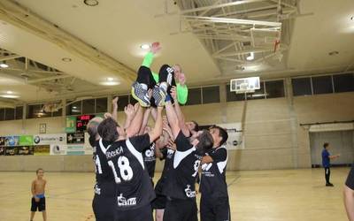 Denboraldiko lehen titulua jokoan izanen du Errekako gizonezkoen eskubaloi taldeak larunbatean