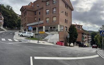 Itxura berria hartzen hasi da Arrasateko Jose Luis Iñarra kalea