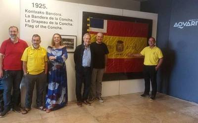 Oriok 1925eko Kontxan irabazitako bandera ikusgai dago Aquariumen