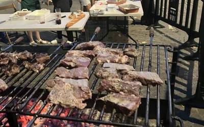 Oporretatik bueltako ongietorria parrillaren bueltan