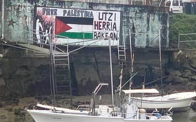 Palestinaren aldeko horma irudia margotu dute errioaren bestaldean