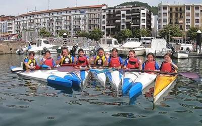 Ate irekiak Itxas Gainek, piraguismoan jardun nahi duten gaztetxoei zuzenduta