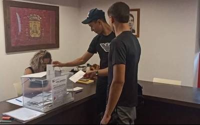 Lakuntzarrek Zelai Berrin belar artifiziala jartzeko galdeketari baiezkoa eman diote