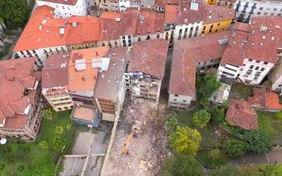 Bergarako Novedades zenaren ondoko eraikina ere botatzen hasi dira