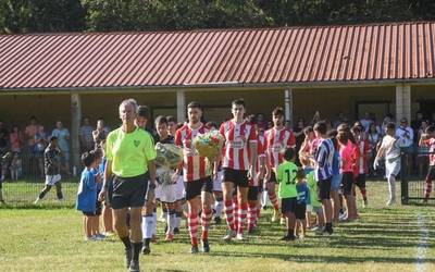 Askiola taldearen aurredenboraldiko partida herrian hildako bi gazteak oroitzeko omenaldi jendetsua bilakatu da