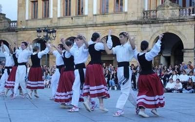 'Sahatsa Azkoitiko plazan' dantza ikuskizuna, zapatuan