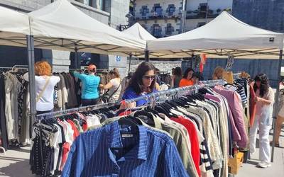 Jende ugari ibili da larunbatean Leitzan Kaxkabeltzak antolatutako azokan