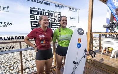 Laugarren txandara igaro dira Gonzalez-Etxabarri ahizpak, Munduko surf jokoetan