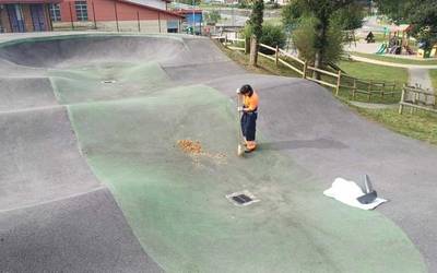 Pumptrack eta jolas guneetan harriak agertzen dira eta kezka agertu du Udalak