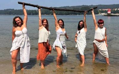 [BIDEOA] Euskara eta galegoa batu ditu Haize Arrosak 'Magala' abesti berrian