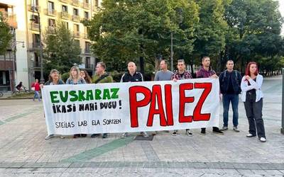 PAI ereduaren «inposaketa» salatu dute sindikatuek, eta D ereduan ikasteko eskubidea aldarrikatu