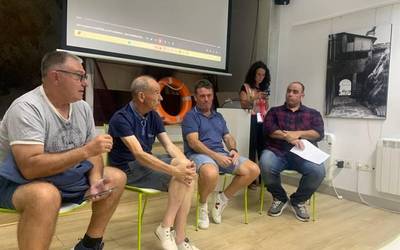 Salatxo aretoa goraino bete da arrantzari buruz eskainitako hitzaldian