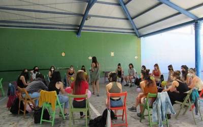 Kantukada eta eztabaida, Arabako Gazte Feministon Topaketak aisialdia eta trebakuntza uztartuko ditu bihar Laudion