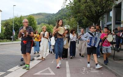 Trikitixa eskolatik kalera, iruditan