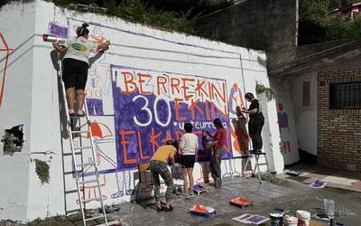 30. urteurrena ospatzeko murala margotu dute Ekineko kideek