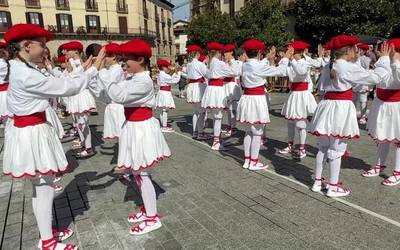Genero-markarik gabeko trajeak estreinatu ditu Oñatzeko talde batek, Haurren Egunean