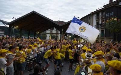Herri oso bat bere arraunlariekin