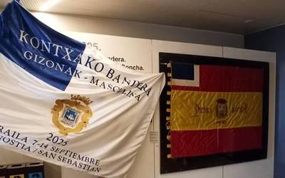 Mende batek lotutako bi bandera