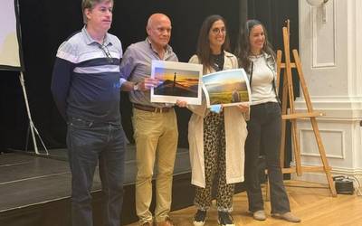 Iñaki Arteta laudioarrak 'Bazterrik Ederrena' lehiaketako lehen saria eskuratu du "Amanecer desde Goikogane" argazkiarekin