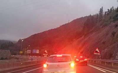 Bi ibilgailuk talka egin dute Antzuola eta Bergara arteko errepidean