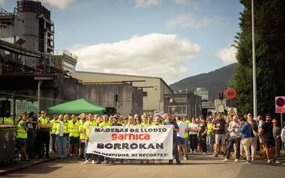 Garnica konpainiaren asmoak elkarretaratze batekin salatu dituzte Maderas de Llodioko langileek