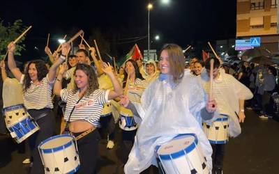 Danborrariz bete dira Bergarako kaleak, gauean