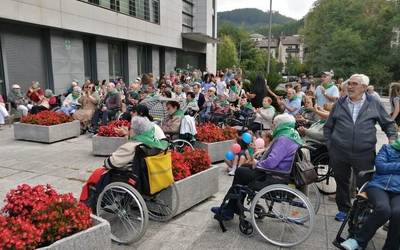 Txarapea auzoa "bizirik" dagoela aldarrikatu dute beste urte batez