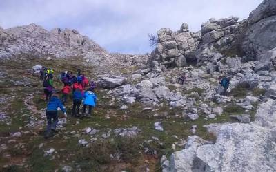 Anboto mendilerrora joango dira Etzandarri mendi taldeko kideak domeka honetan