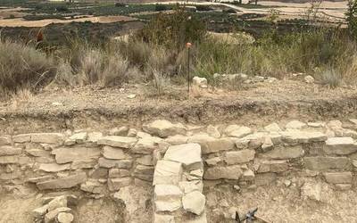 Herrixka baskoi baten harresia atzeman dute Eslabako Santakriz aztarnategian