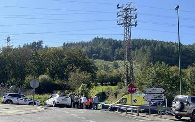 Auto baten eta txirrindulari baten arteko istripua izan de Elgetan
