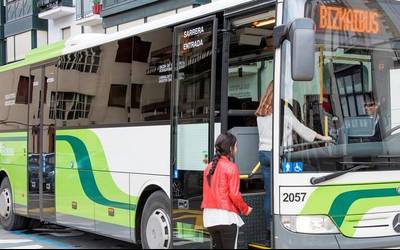 Leioako EHUra joaten diren autobusak jendez daudela salatu du Jauzi Ekosozialak