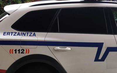 Gizon bati sexu erasoa egitea eta hura legez kanpo atxikitzea leporatuta, bi gizon atxilotu ditu Ertzaintzak