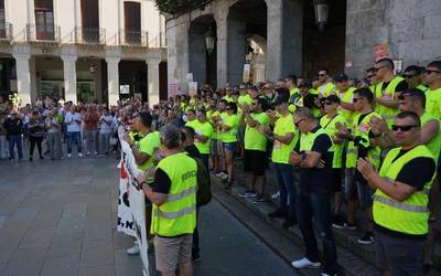 Arratsaldeko manifestazioaren zain, babes handia jaso dute Maderas de Llodioko langileek eguerdian
