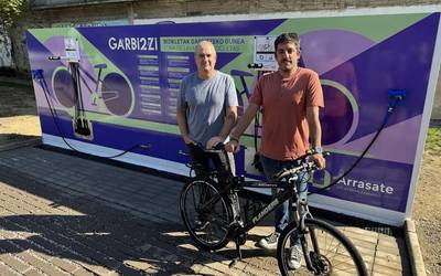 Bizikletak garbitzeko hiru guneak martxan dira
