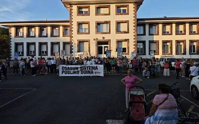 Osasun zerbitzu publikoaren egoera salatzeko elkarretaratzea egin zuten atzo Elizondoko Osasun Etxean