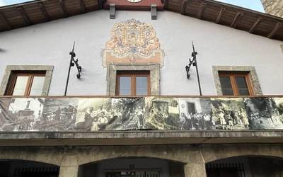 Izurtzako iraganeko askotariko argazkiak ikusgai, gaur, elizan