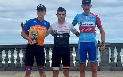 Beste podium bat, azkenaurreko lasterketan