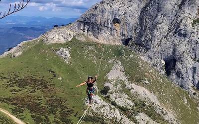 [ARGAZKI GALERIA]: Mugarrako 'highline' jardunaldiak irudi ikusgarriak utzi ditu